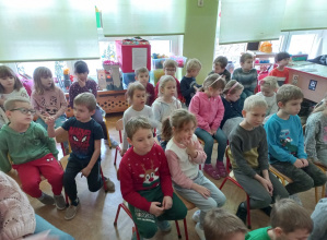 Dzieci oczekują na rozpoczęcie przedstawienia