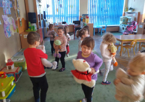 dzieci tańcza ze swoimi misiami
