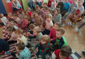Dzieci z dużym zainteresowaniem oglądają przedstawienie.