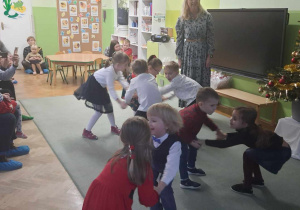 Dzieci tańczą świąteczny taniec.