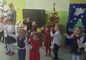Dzieci tańczą świąteczny taniec.