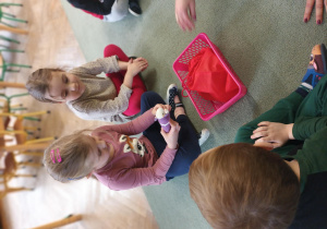 Dzieci losują przedmiot z worka i prezentują oraz naśladują odgłos, który wydaje ten przedmiot.