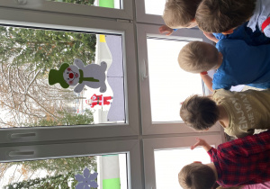 Dzieci oglądają Mikołaja przez okno
