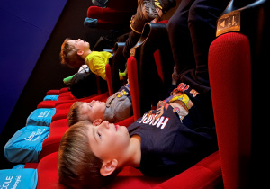 Chłopcy oglądają film w kinie