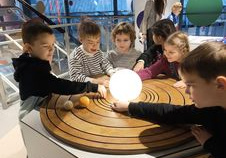 Dzieci oglądają model Układu Słonecznego.