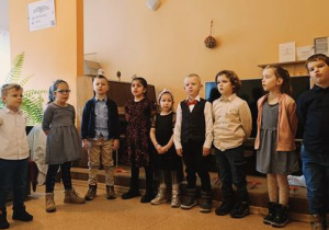 Dzieci podczas występu dla Seniorów Domu Dziennego Pobytu "Wrzos".