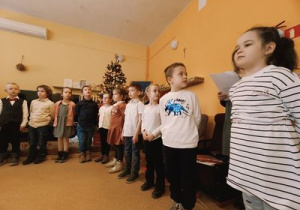 Dzieci podczas występu dla Seniorów Domu Dziennego Pobytu "Wrzos".