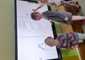 Dzieci rysują bałwanki