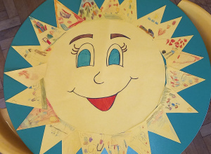 Praca plastyczna- słoneczko radości przedstawiające to co sprawia dzieciom radość