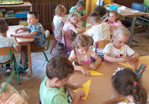 Dzieci rysują na karteczkach to co sprawia im radość
