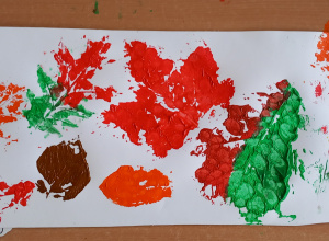 Praca plastyczna przedstawiająca odbite kolorowe liście