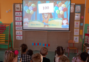 Dzieci oglądają krótki film edukacyjny