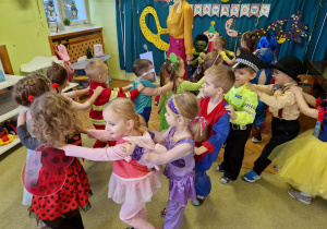 Dzieci robią węża i tańczą w takt muzyki.