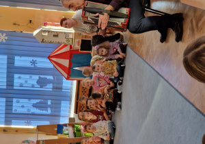 Dzieci słuchają brzmienia akordeonu.