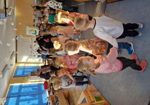 Dzieci tańczą do utworu granego na akordeonie.