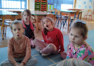 Dzieci naśladują odgłosy sygnału karetki pogotowia