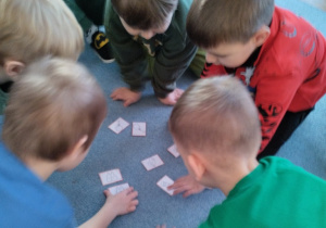 Dzieci grają w logopedyczne memory