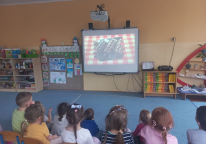 Dzieci oglądają film o tradycji Tłustego Czwartku