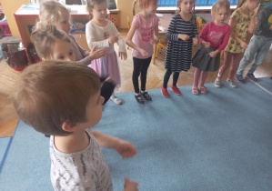 Dzieci tańczą do zabawy "Pieczemy pączki"