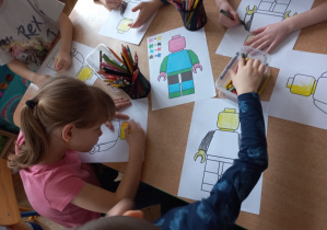 Dzieci kolorują ludzika lego wg kodu