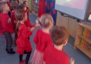 Dzieci tańczą zakodowany taniec