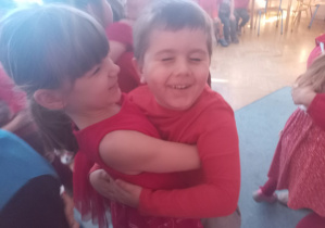 Chłopiec przytula się z dziewczynką