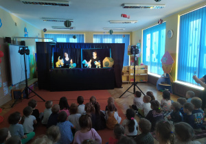 Dzieci z zaciekawieniem oglądają przedstawienie