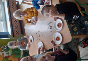 Dzieci ozdabiają pączki z masy plastycznej