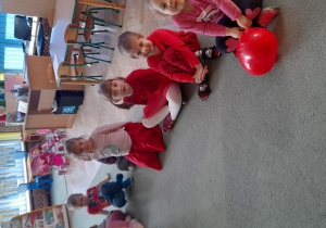Dzieci uczestniczą w zabawie walentynkowej z wykorzystaniem balona