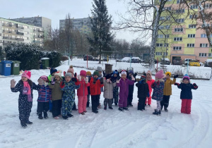 Dzieci pozują do zimowego zdjęcia