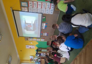 Dzieci oglądają prezentację dotyczącą drukowania 3D