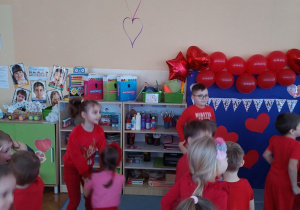 Dzieci tańczą podczas balu