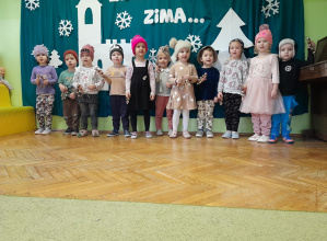 Dzieci z grupy I "Biedroneczek" wspólnie śpiewają piosenkę