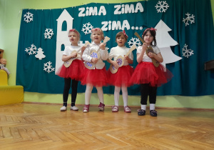 Dziewczynki z grupy VIII "Jeżyków" wspólnie śpiewają piosenkę