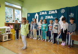 Dzieci z grupy V "Sówek" śpiewają piosenkę