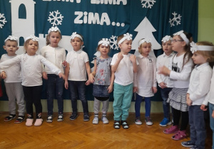 Dzieci z grupy II "Lisków" wspólnie śpiewają piosenkę