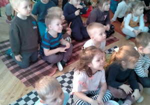 dzieci z dużym zainteresowaniem oglądają przedstawienie