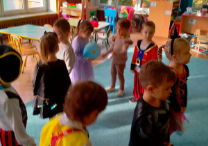 dzieci wykonują ruchy pokazywane przez prowadzącą