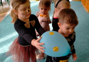 dzieci tańczą z balonikiem