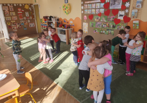 dzieci przytulają się wzajemnie