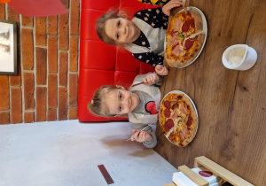 Dziewczynki jedzą pizzę