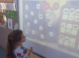 Dziewczynka uzupełnia sudoku na tablicy interaktywnej
