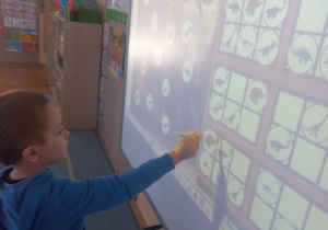 Chłopiec uzupełnia sudoku na tablicy interaktywnej
