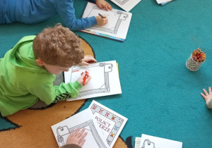 Dzieci rysują okładki swoich ulubionych książek