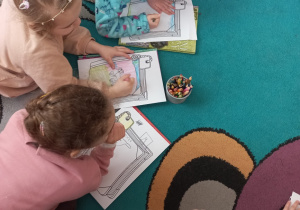 Dziewczynki rysują okładki swoich ulubionych książek