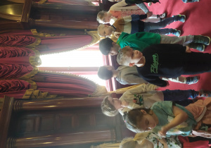 Dzieci zwiedzają Pałac Poznańskiego