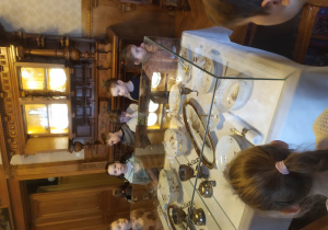 Dzieci oglądają zastawę stołową w Pałacu Poznańskiego