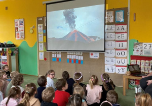 Dzieci oglądają film edukacyjny wyświetlany przy pomocy rzutnika