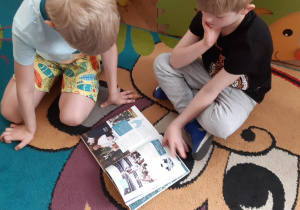 Chłopcy oglądają ciekawą książkę