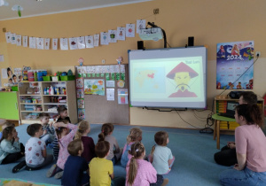 Dzieci oglądają prezentację na temat historii i produkcji papieru